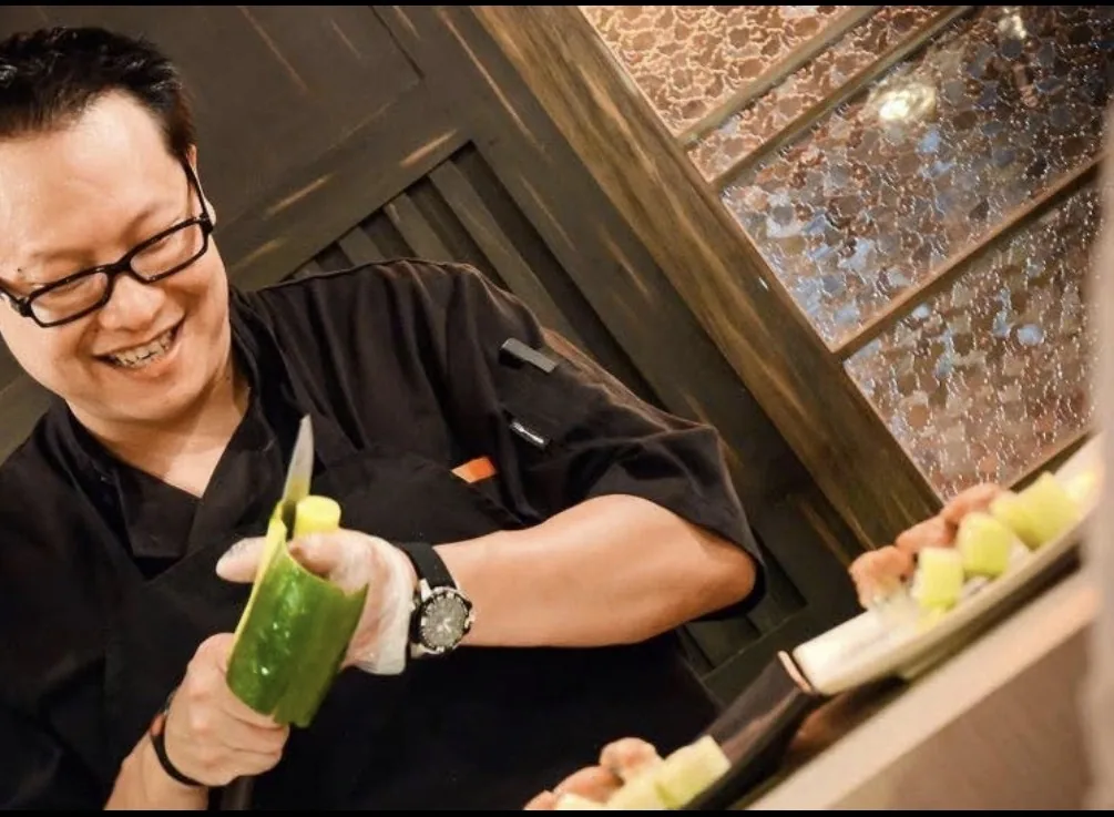 เชฟ Pete กำลังรังสรรค์อาหารญี่ปุ่นด้วยรอยยิ้ม ณ เคาน์เตอร์ซูชิ