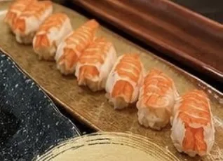 ซูชิแซลมอนนิกิริเรียงบนถาด